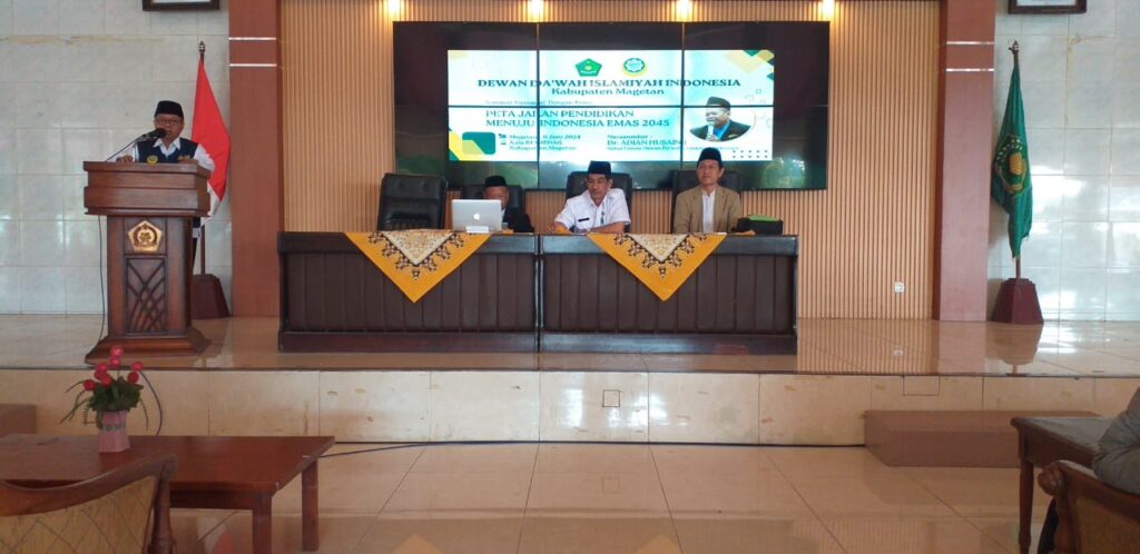 Dari kiri ke kanan: ustadz Mochamnad Alim ( memberi kata sambutan), Dr. Adian, ustadz Sumadi, dan Tom Mas'udi