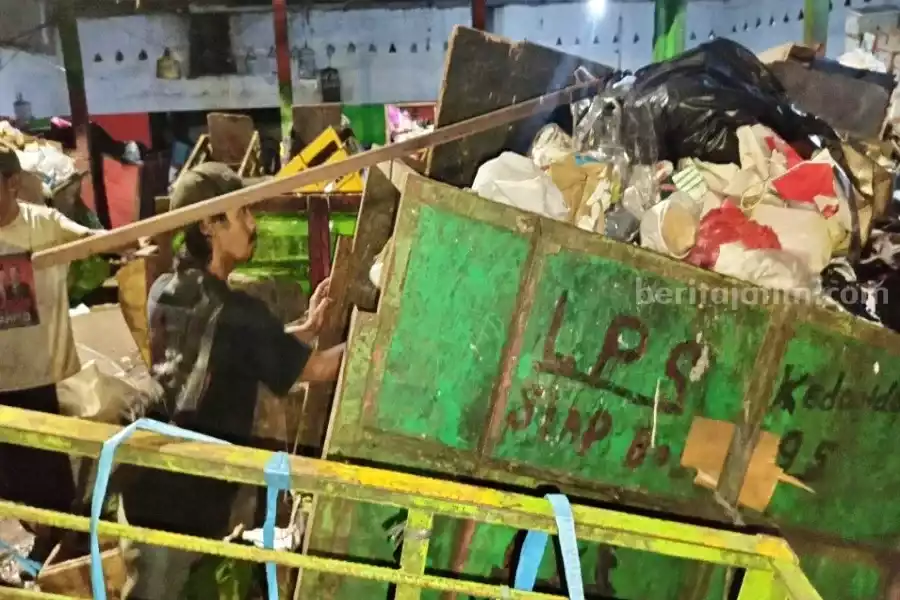 Kisah Grandong, Pemulung Kedondong Surabaya: Hidup dalam Keterbatasan Foto BeritaJatim.com