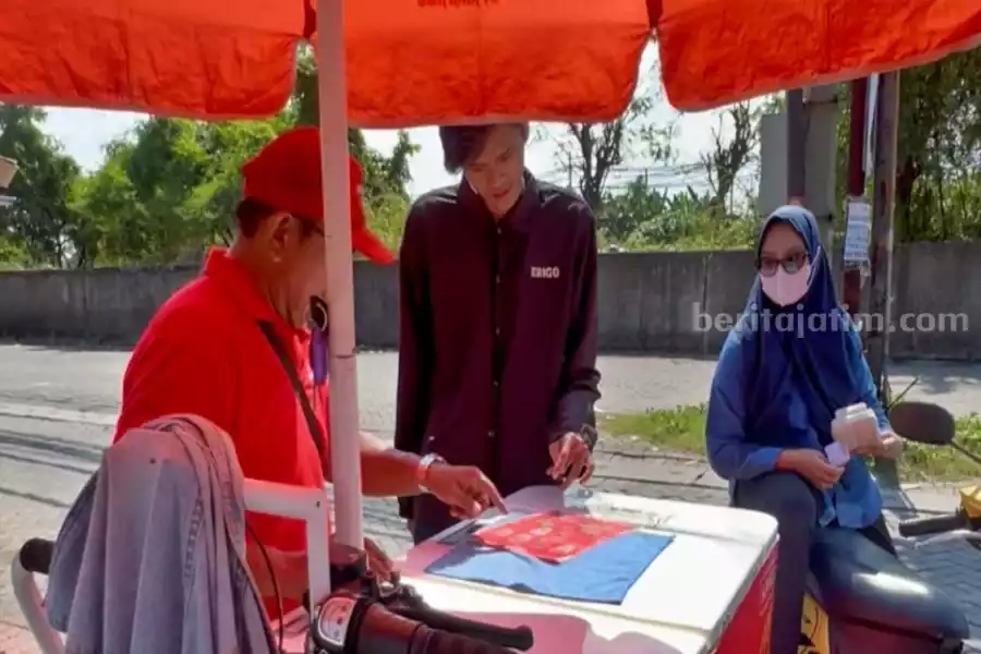Penjual Kopi Keliling Kawasan Rungkut Fasih Bahasa Inggris dan Arab Foto BeritaJatim.com