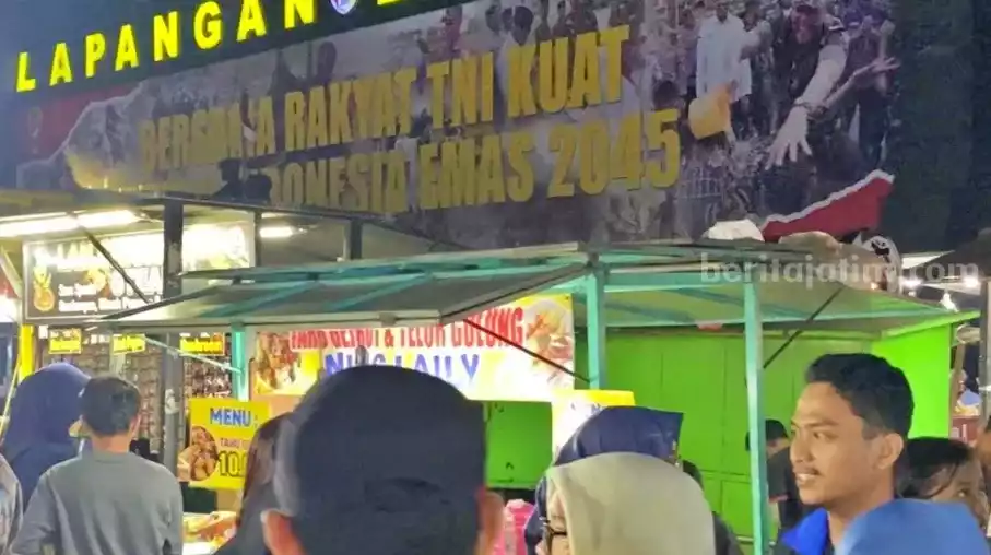 Ramainya Pasar Malam di Lapangan Brawijaya Surabaya Foto BeritaJatim.com