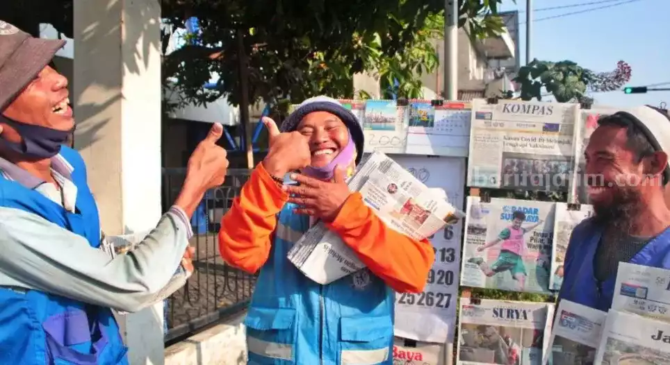 Kisah Pak Tri, Penjual Koran Tuna Rungu di Wiyung Surabaya Foto BeritaJatim.com