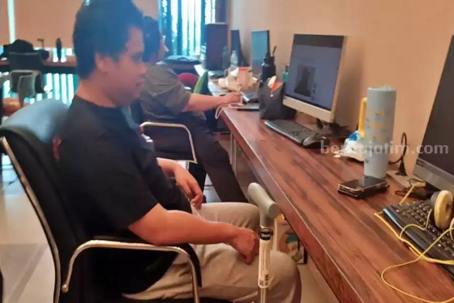 Bekerja di Suara Surabaya dengan Satu Tangan, Karyawan Ini Beri Pesan Menyentuh Foto BeritaJatim.com