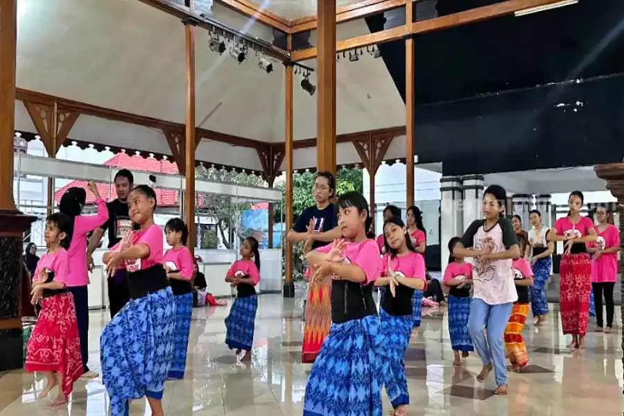 Sanggar Tari Prastika Kebraon Surabaya Lestarikan Budaya Bangsa Foto BeritaJatim.com