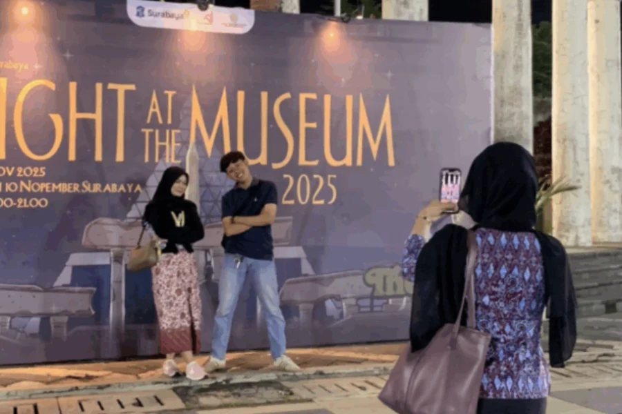 Suasana Night at The Museum Kembali Meriahkan Tugu Pahlawan Surabaya 2025 Night At the Museum Kembali Hadir di Surabaya 2025