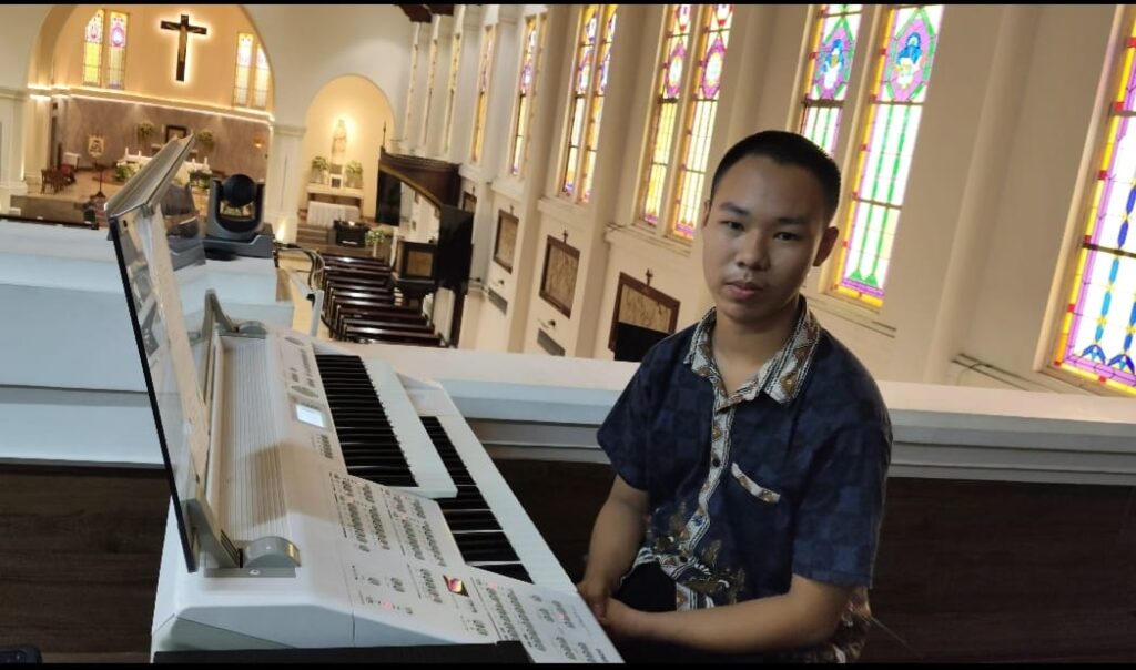 Gabriel Steven Melayani Jemaat dengan Bermain Organ di Gereja Katedral Surabaya