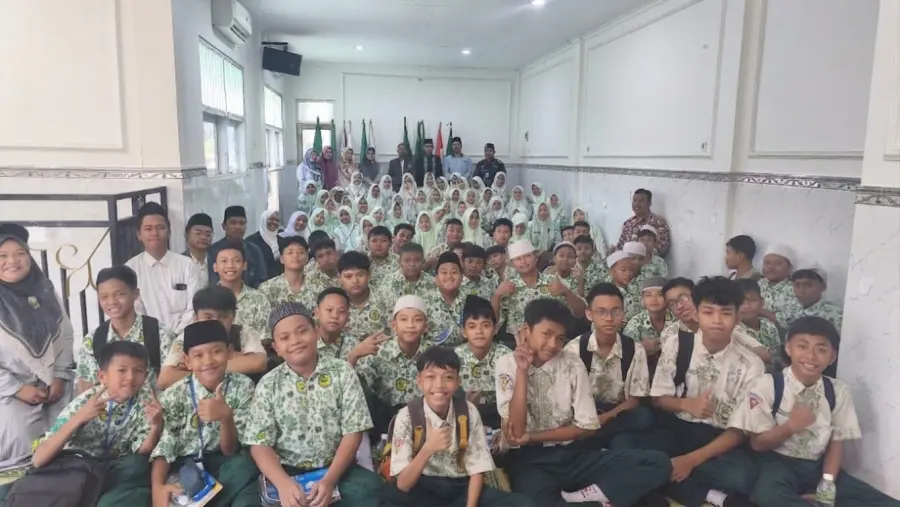 Puluhan Siswa SMP NU 2 Gresik Jalan Kaki ke MWC NU